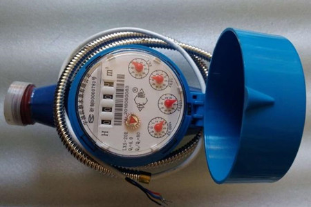 無線遠傳水表是如何進行數(shù)據(jù)采集傳輸?shù)模?/></p><p>　　當水流入水表后，會沿著葉輪盒底部進水孔進入到計量機構(gòu)，水流會推動葉輪旋轉(zhuǎn)，然后由葉輪盒上部出水孔的位置流出，正常情況下，葉輪轉(zhuǎn)速和水的流量是成正比的，葉輪轉(zhuǎn)動的時候，就能夠通過齒輪傳遞給指示機構(gòu)，并記錄出流經(jīng)水表的水總量。記錄的用水量數(shù)據(jù)會通過無線網(wǎng)絡(luò)技術(shù)和后臺數(shù)據(jù)管理中心聯(lián)通，來實現(xiàn)遠程抄表、網(wǎng)絡(luò)充值、遠程控制和故障檢測。</p><p>　　<strong>水表的數(shù)據(jù)如何采集傳輸?</strong></p><p>　　水表是通過給計量基表安裝加傳發(fā)訊模塊，這樣就后臺就能夠接收無線抄表主機發(fā)出的抄表指令，由無線通訊模塊能夠?qū)⑺砩厦娴挠盟?/p><p>　　數(shù)據(jù)上傳到服務(wù)器，以便供水公司進行抄表和計算水費。</p><p>　　無線遠程水表的安裝是非常簡單容易的，其中，一根總線可以連接同一幢樓內(nèi)全部住戶的水表，可以大大節(jié)省施工費用。其中數(shù)據(jù)采集器不參與底層數(shù)據(jù)的采集，僅僅作為通訊功能使用，計量不受外界影響。</p><p style=